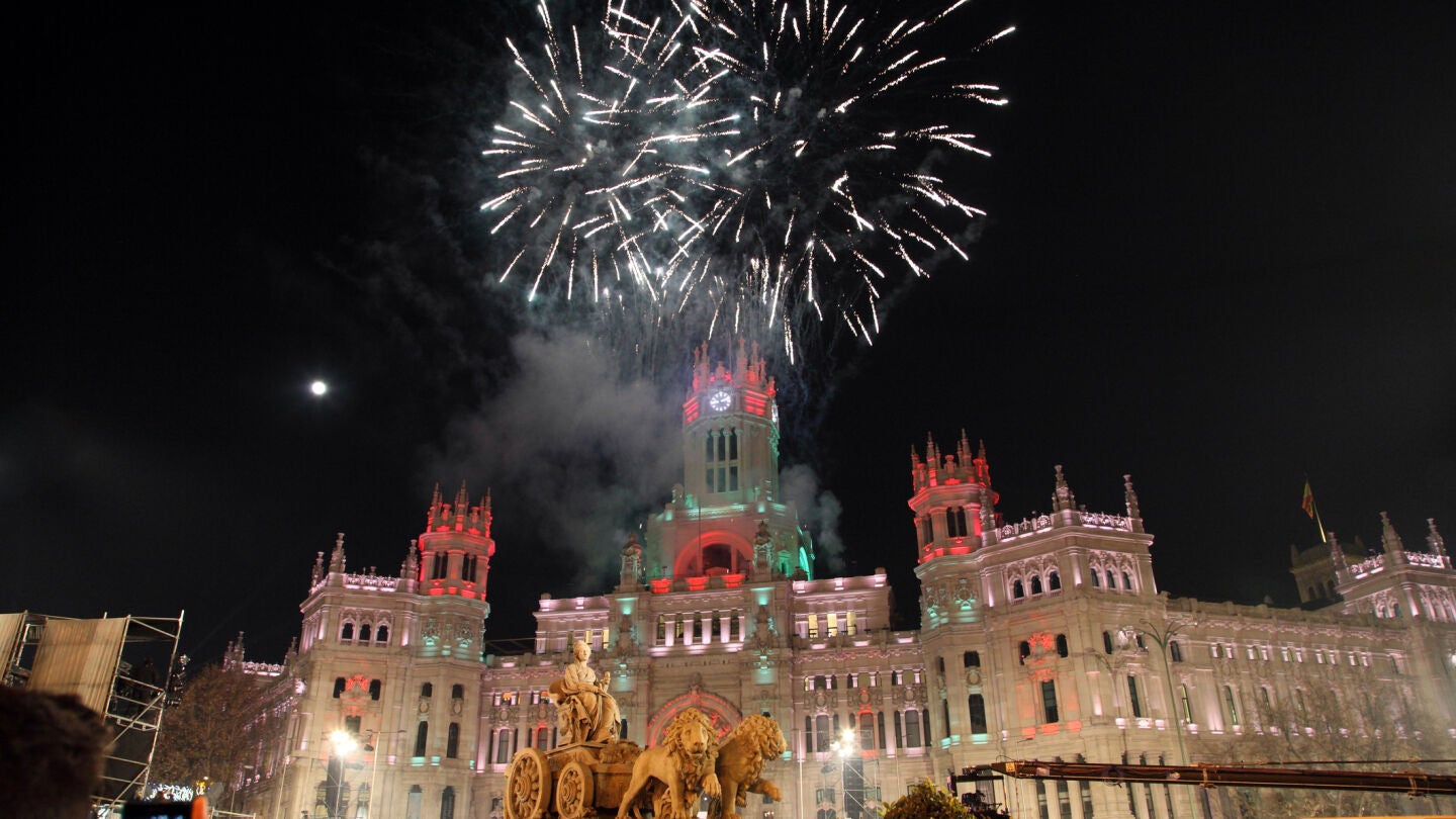 Fuegos artificiales en el Palacio de Cibeles de Madrid