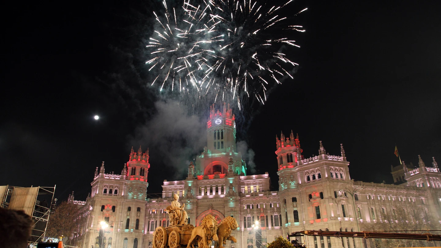 Fuegos artificiales en el Palacio de Cibeles de Madrid Fuegos artificiales en el Palacio de Cibeles de Madrid