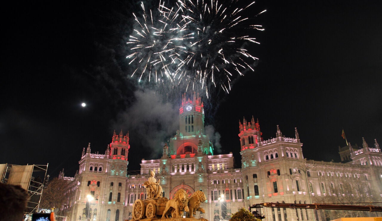 Fuegos artificiales en el Palacio de Cibeles de Madrid
