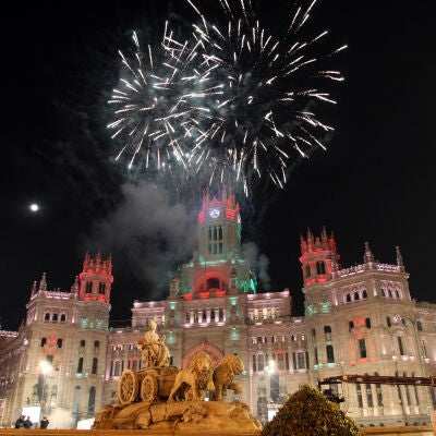 Fuegos artificiales en el Palacio de Cibeles de Madrid