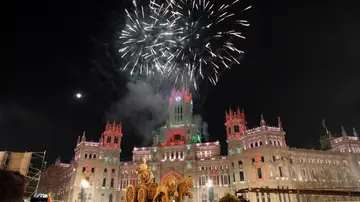 Fuegos artificiales en el Palacio de Cibeles de Madrid Fuegos artificiales en el Palacio de Cibeles de Madrid