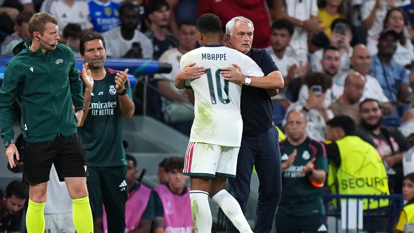 Mourinho abraza a Mbappé Mourinho abraza a Mbappé