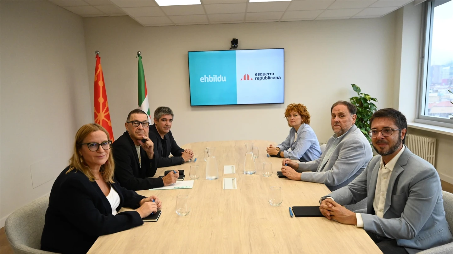El secretario general de EH Bildu, Arnaldo Otegi, y el presidente de ERC, Oriol Junqueras, en una imagen de archivo El secretario general de EH Bildu, Arnaldo Otegi, y el presidente de ERC, Oriol Junqueras, en una imagen de archivo
