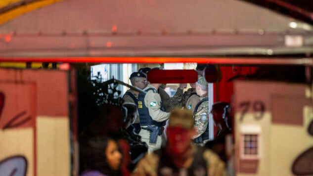 Integrantes de la Polic&iacute;a Militar de Curitiba captados al entrar en la escuela donde los ni&ntilde;os fueron secuestrados