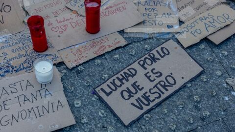 Altar en honor a Maricarmen en la Puerta del Sol de Madrid. 