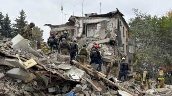 Edificios convertidos en escombros tras un ataque ruso contra Ucrania