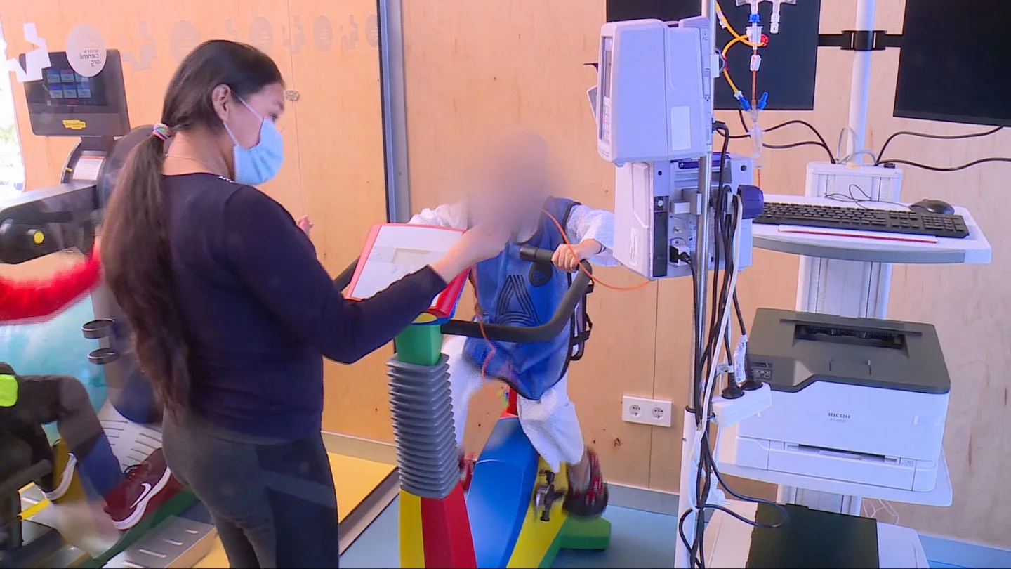 Un niño con cáncer, en el hospital Un niño con cáncer, en el hospital