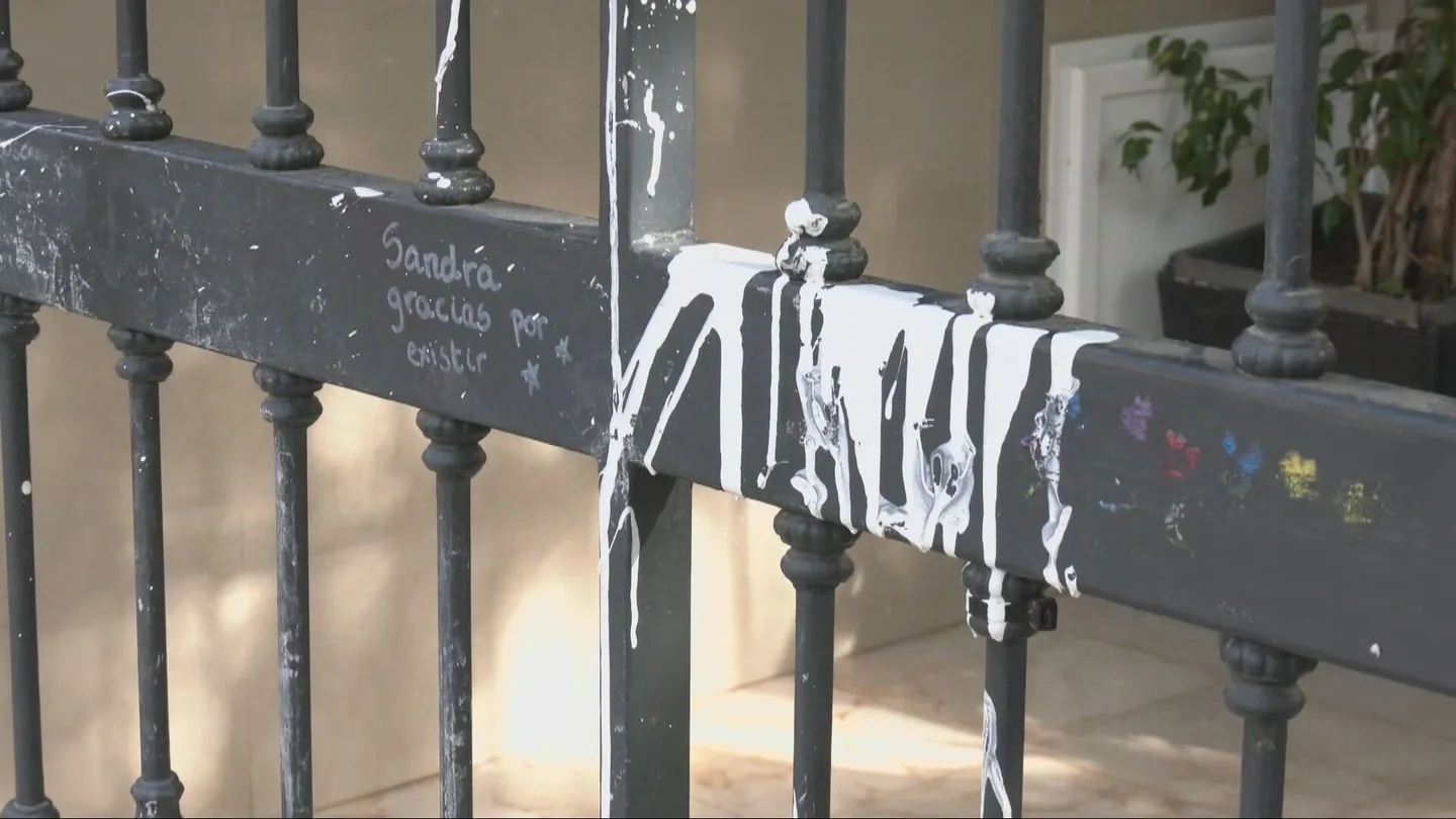 Vandalizan con pintura el altar dedicado a Sandra Peña a pocos días del aniversario de su muerte Vandalizan con pintura el altar dedicado a Sandra Peña a pocos días del aniversario de su muerte