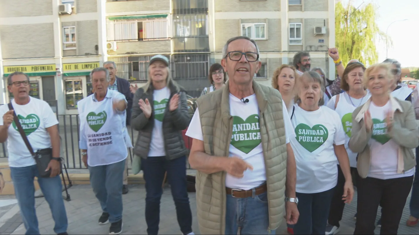 Emilio, el madrileño de 73 años que pone banda sonora a la defensa de la sanidad pública: "No vamos a parar..." Emilio, el madrileño de 73 años que pone banda sonora a la defensa de la sanidad pública: "No vamos a parar..."
