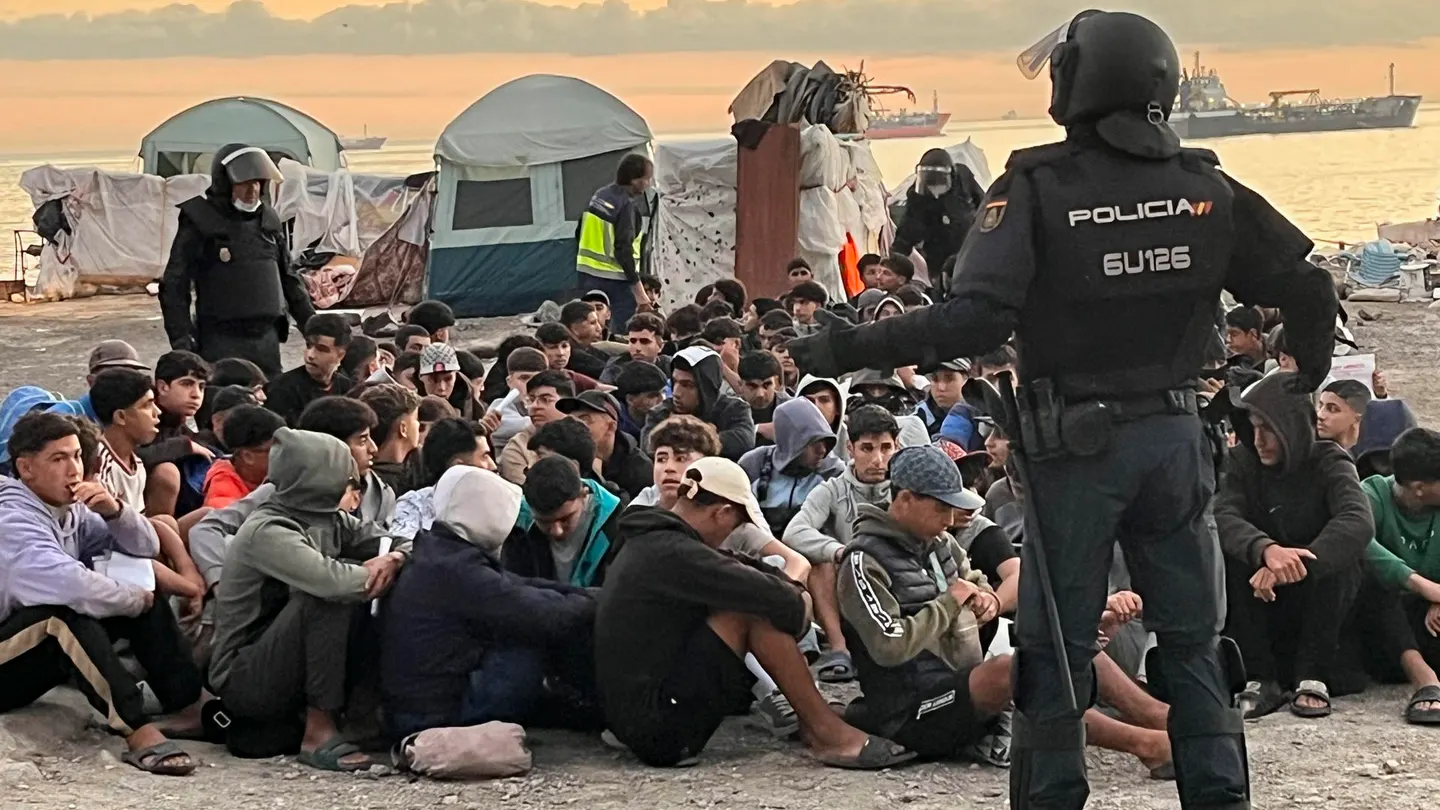 Desalojo a primera hora de este domingo de migrantes en la antigua fábrica de Guano, en Ceuta. Desalojo a primera hora de este domingo de migrantes en la antigua fábrica de Guano, en Ceuta.
