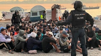 Desalojo a primera hora de este domingo de migrantes en la antigua f&aacute;brica de Guano, en Ceuta. 