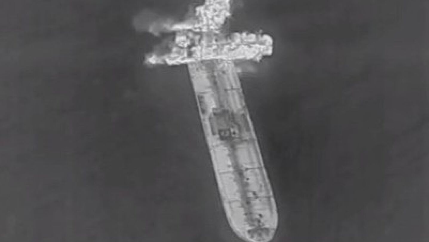 Explosi&oacute;n en un superpetrolero