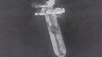 Explosi&oacute;n en un superpetrolero