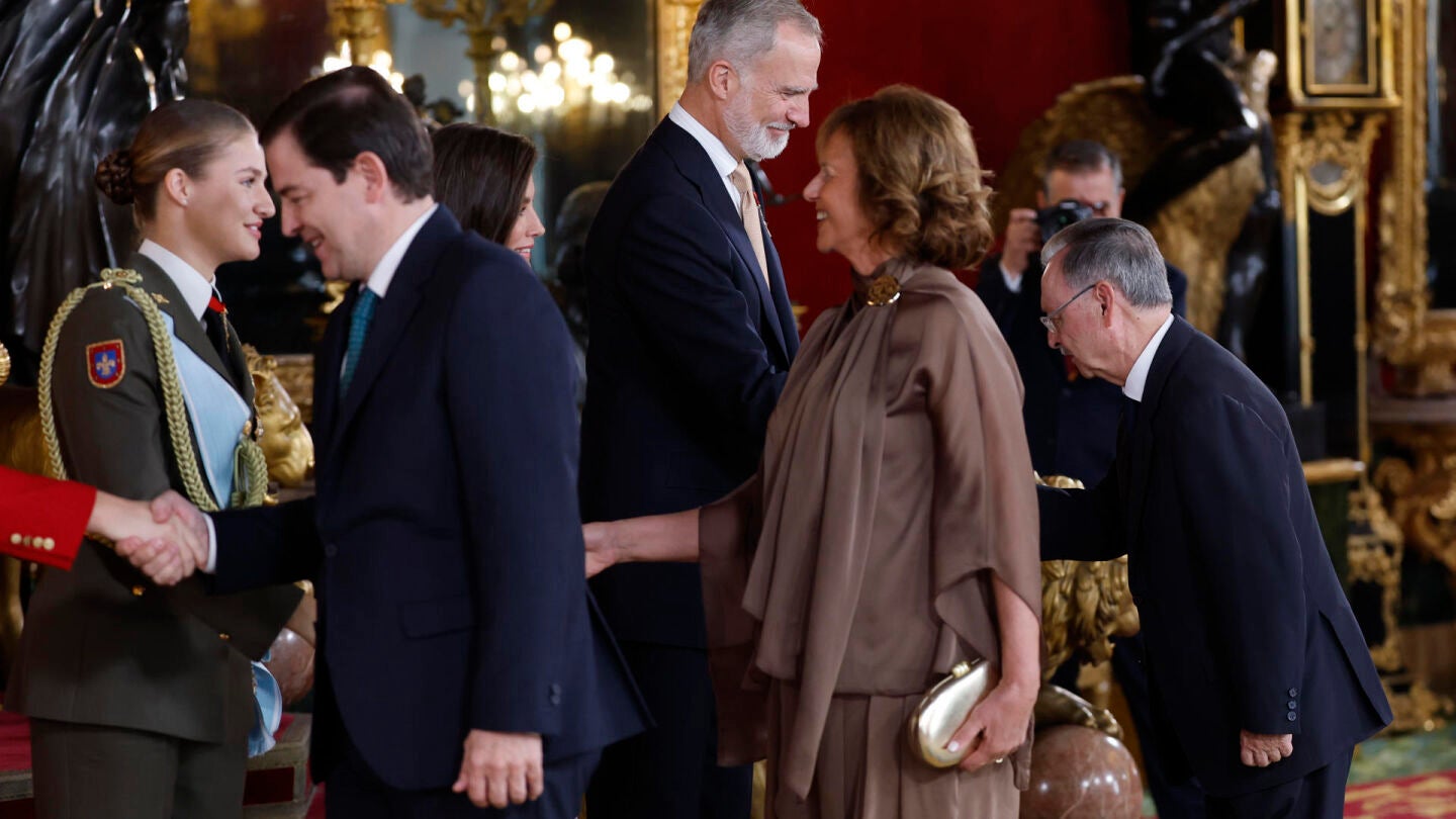 El rey Felipe VI saluda al presidente de Ceuta, Juan Jes&uacute;s Vivas, durante el besamanos celebrado en el Palacio Real durante la recepci&oacute;n de la Fiesta Nacional, este lunes, en Madrid.