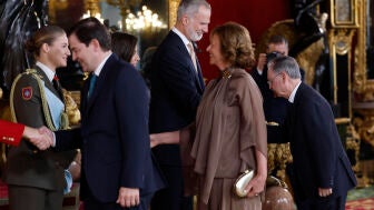 El rey Felipe VI saluda al presidente de Ceuta, Juan Jes&uacute;s Vivas, durante el besamanos celebrado en el Palacio Real durante la recepci&oacute;n de la Fiesta Nacional, este lunes, en Madrid.