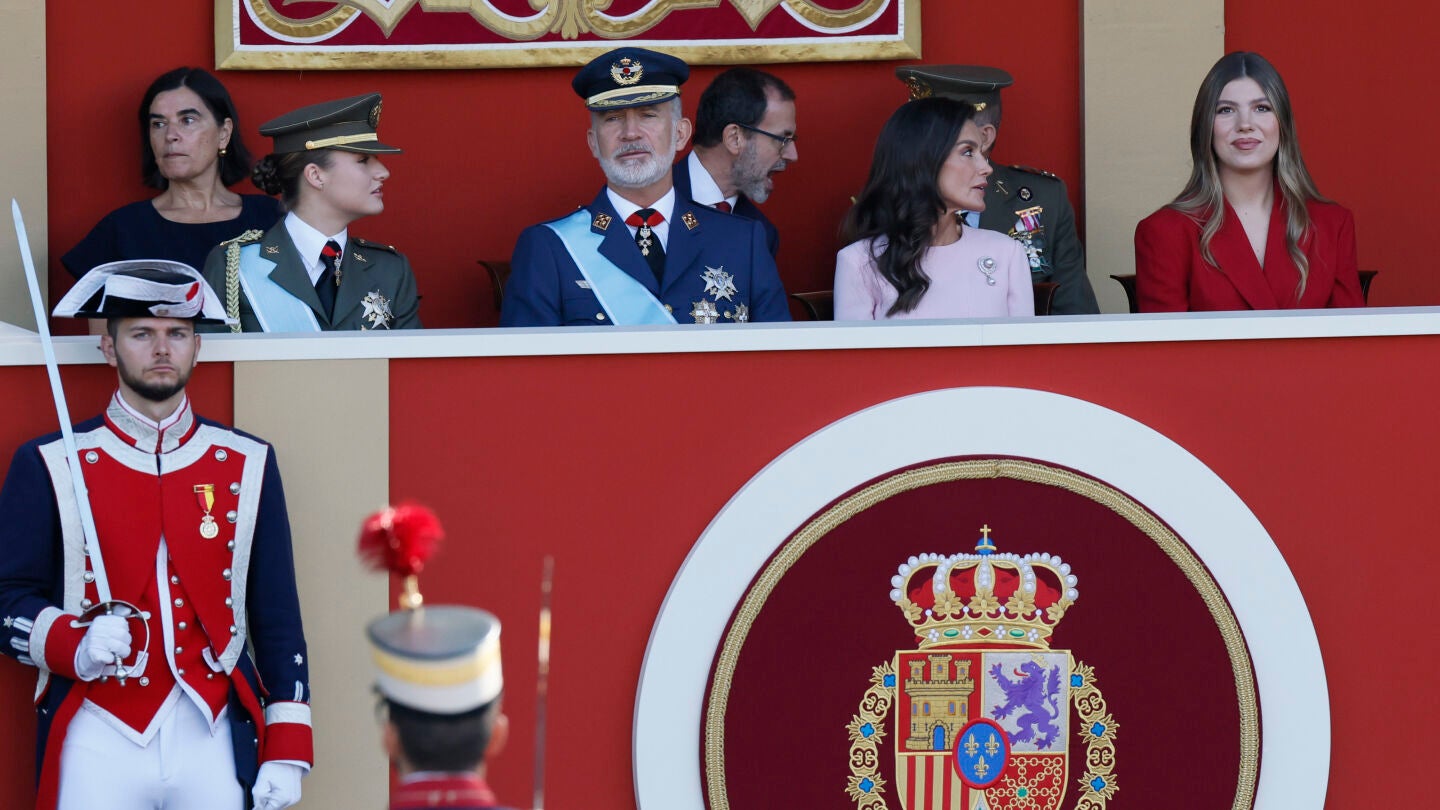 La princesa Leonor (i), el rey Felipe VI (2i), la reina Letizia (2d), y la infanta Sof&iacute;a (d) durante el tradicional desfile militar por las calles del centro de Madrid