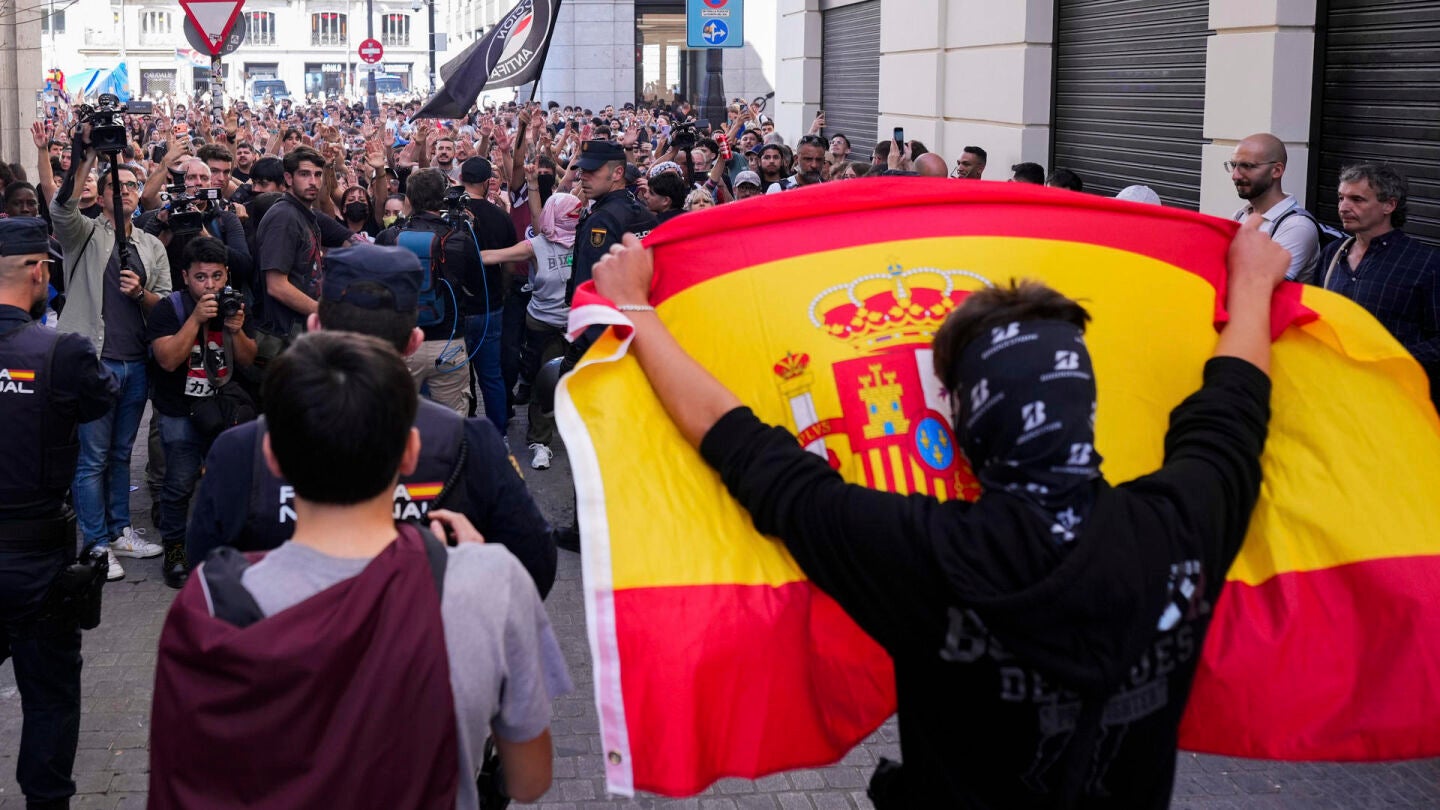 La Polic&iacute;a despliega un cord&oacute;n de seguridad en torno a la acampada de la Puerta del Sol de Madrid, despu&eacute;s de que un grupo de manifestantes con banderas de Espa&ntilde;a, algunos de ellos ultraderechistas con ense&ntilde;as anticonstitucionales, se concentraran tambi&eacute;n en este punto.