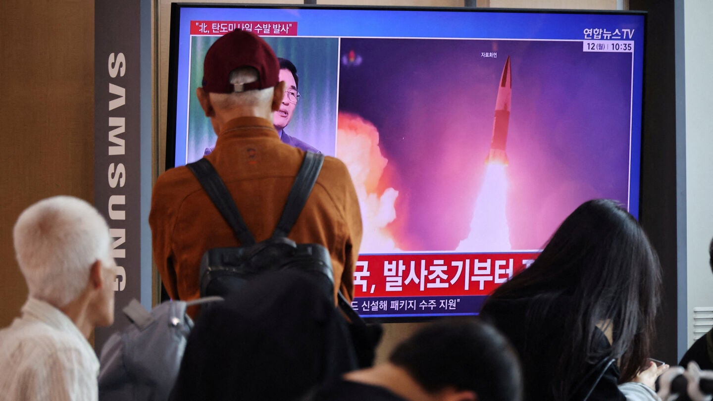 Varias personas observan un reportaje televisivo sobre el lanzamiento de m&uacute;ltiples misiles bal&iacute;sticos por parte de Corea del Norte hacia el mar frente a su costa este