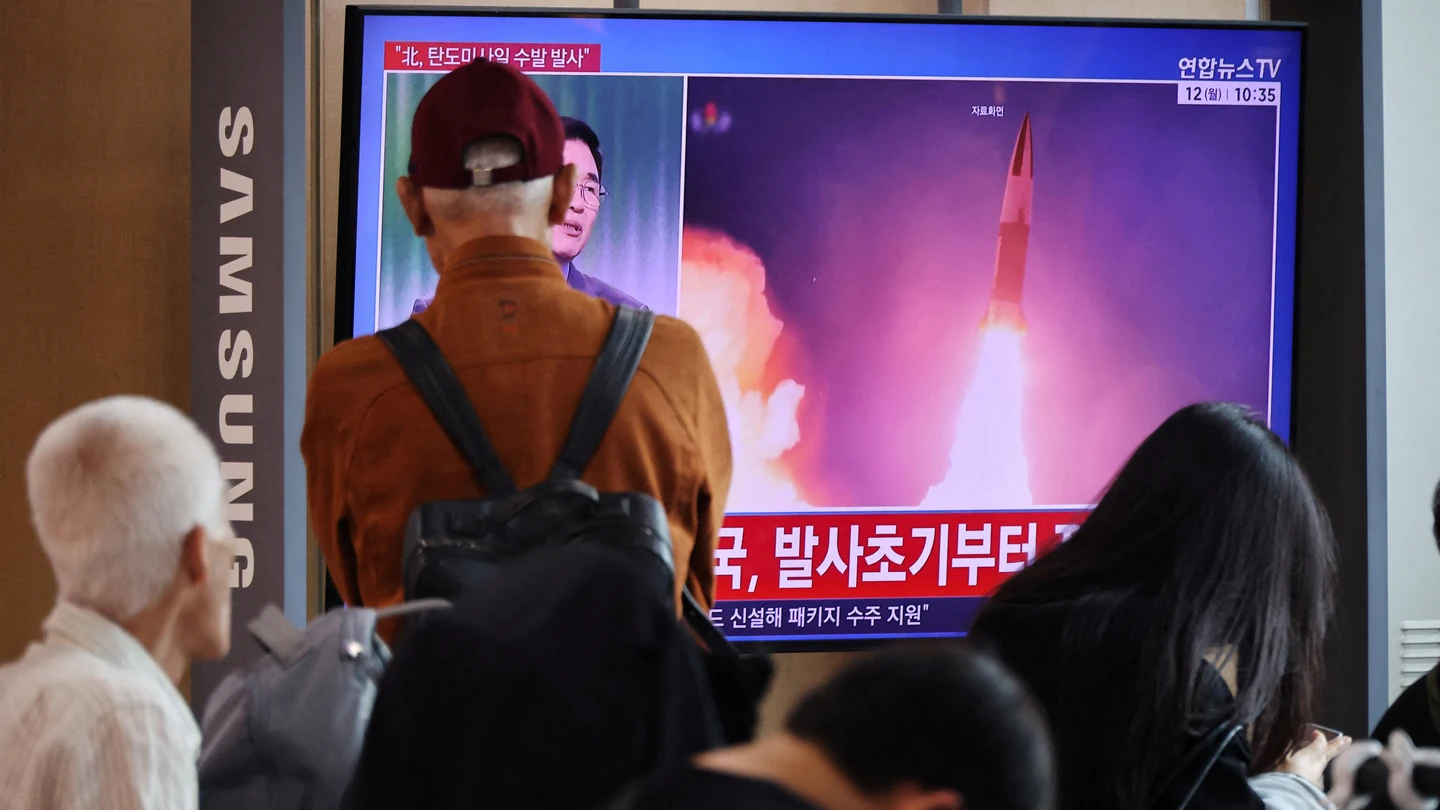Varias personas observan un reportaje televisivo sobre el lanzamiento de múltiples misiles balísticos por parte de Corea del Norte hacia el mar frente a su costa este Varias personas observan un reportaje televisivo sobre el lanzamiento de múltiples misiles balísticos por parte de Corea del Norte hacia el mar frente a su costa este