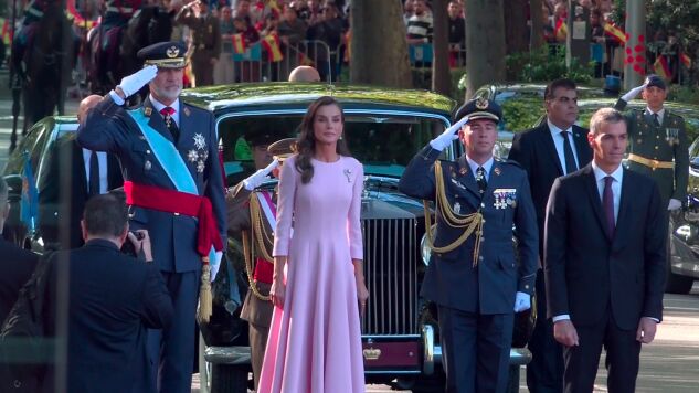 Los reyes Felipe VI y Letizia, junto a Pedro S&aacute;nchez en el comienzo del desfile militar del 12 de octubre
