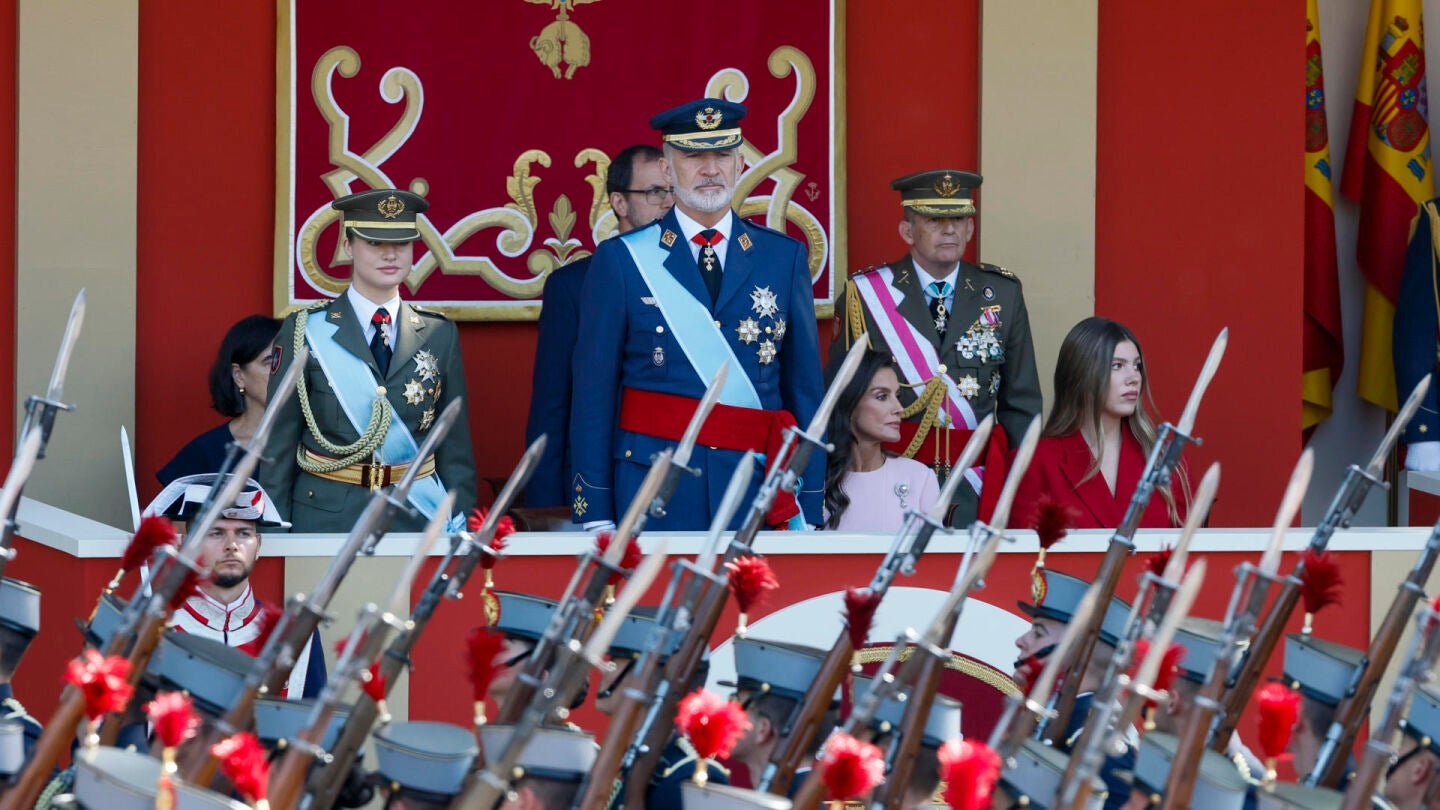 La princesa Leonor, el rey Felipe VI, la reina Letizia, y la infanta Sof&iacute;a presiden el tradicional desfile militar.