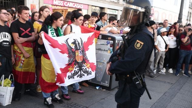 M&aacute;xima tensi&oacute;n en Sol: decenas de ultras tratan de entrar en la acampada entre insultos y forcejeos