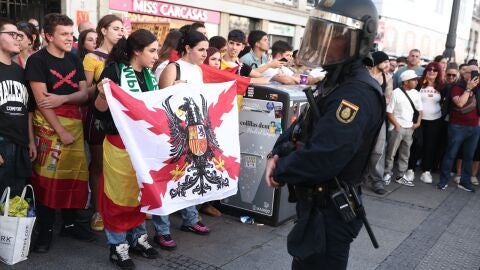 M&aacute;xima tensi&oacute;n en Sol: decenas de ultras tratan de entrar en la acampada entre insultos y forcejeos