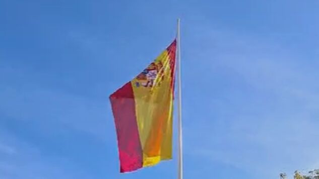 La bandera torcida en el 12 de Octubre