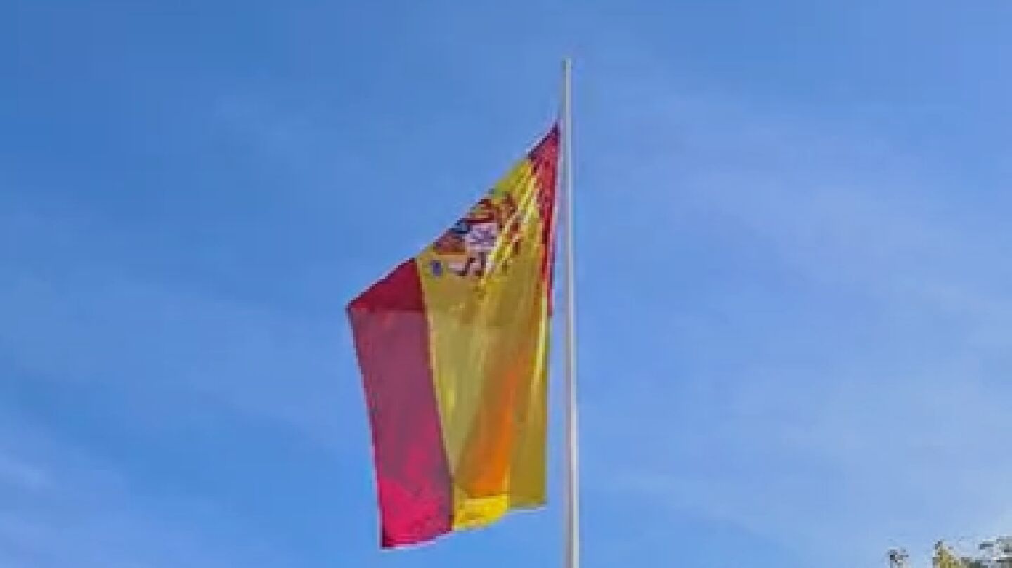 La bandera torcida en el 12 de Octubre