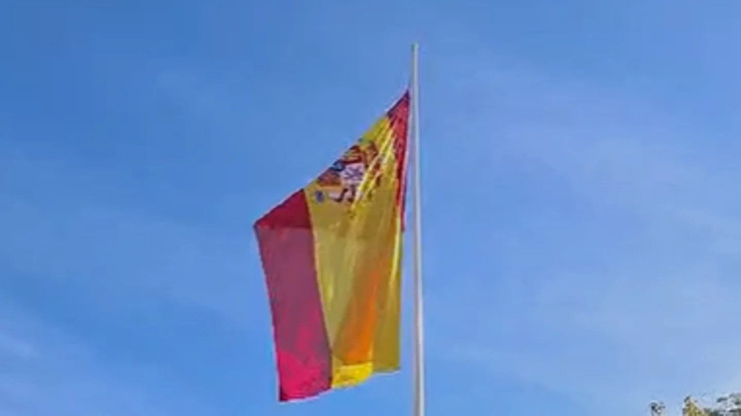 La bandera torcida en el 12 de Octubre La bandera torcida en el 12 de Octubre