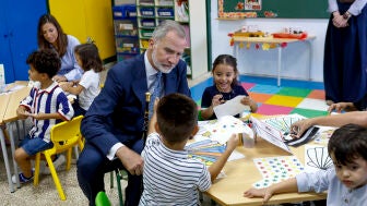 Los reyes visitan el colegio p&uacute;blico Vicente Aleixandre en el barrio de Manzanera durante su visita este martes a Ceuta.