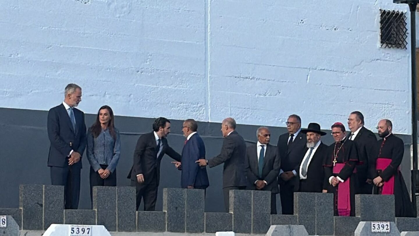 Los reyes a su llegada al cementerio musulm&aacute;n de Ceuta en recuerdo a los fallecidos durante la entrada masiva.
