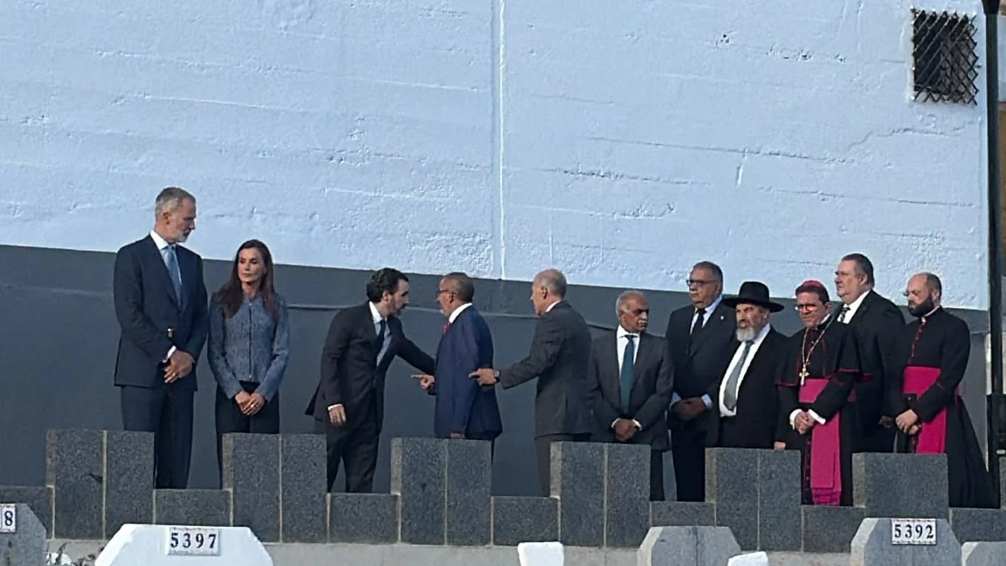Los reyes a su llegada al cementerio musulmán de Ceuta en recuerdo a los fallecidos durante la entrada masiva. Los reyes a su llegada al cementerio musulmán de Ceuta en recuerdo a los fallecidos durante la entrada masiva.