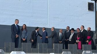 Los reyes a su llegada al cementerio musulm&aacute;n de Ceuta en recuerdo a los fallecidos durante la entrada masiva.