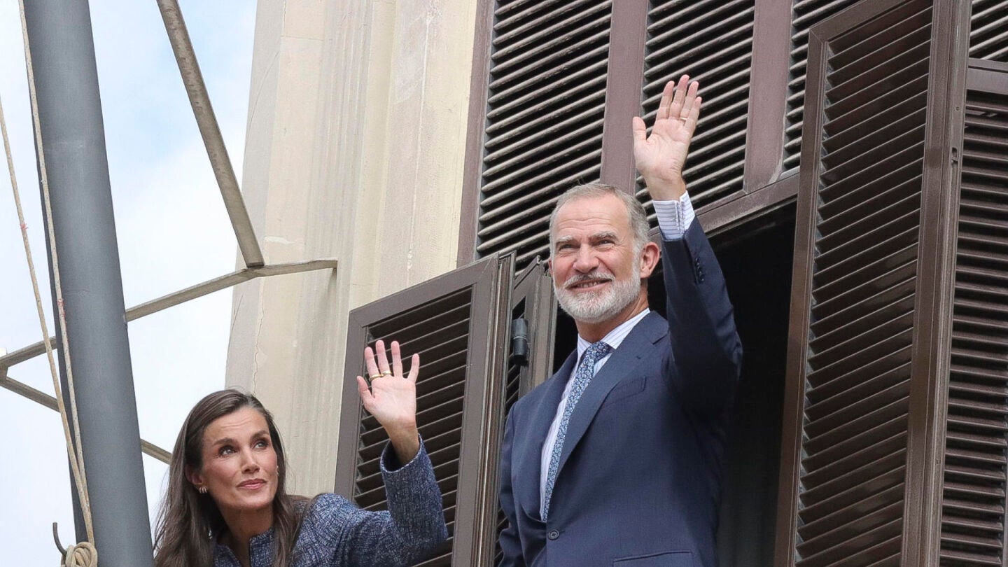 El rey Felipe VI (d) y la reina Letizia (i) saludan desde el balc&oacute;n del Ayuntamiento a su llegada a Ceuta