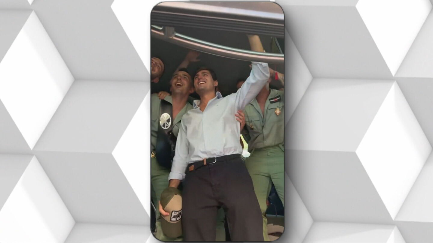 Momento del v&iacute;deo en el que los militares vitorean a Vito Quiles