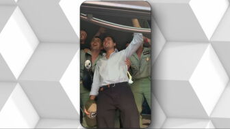 Momento del v&iacute;deo en el que los militares vitorean a Vito Quiles