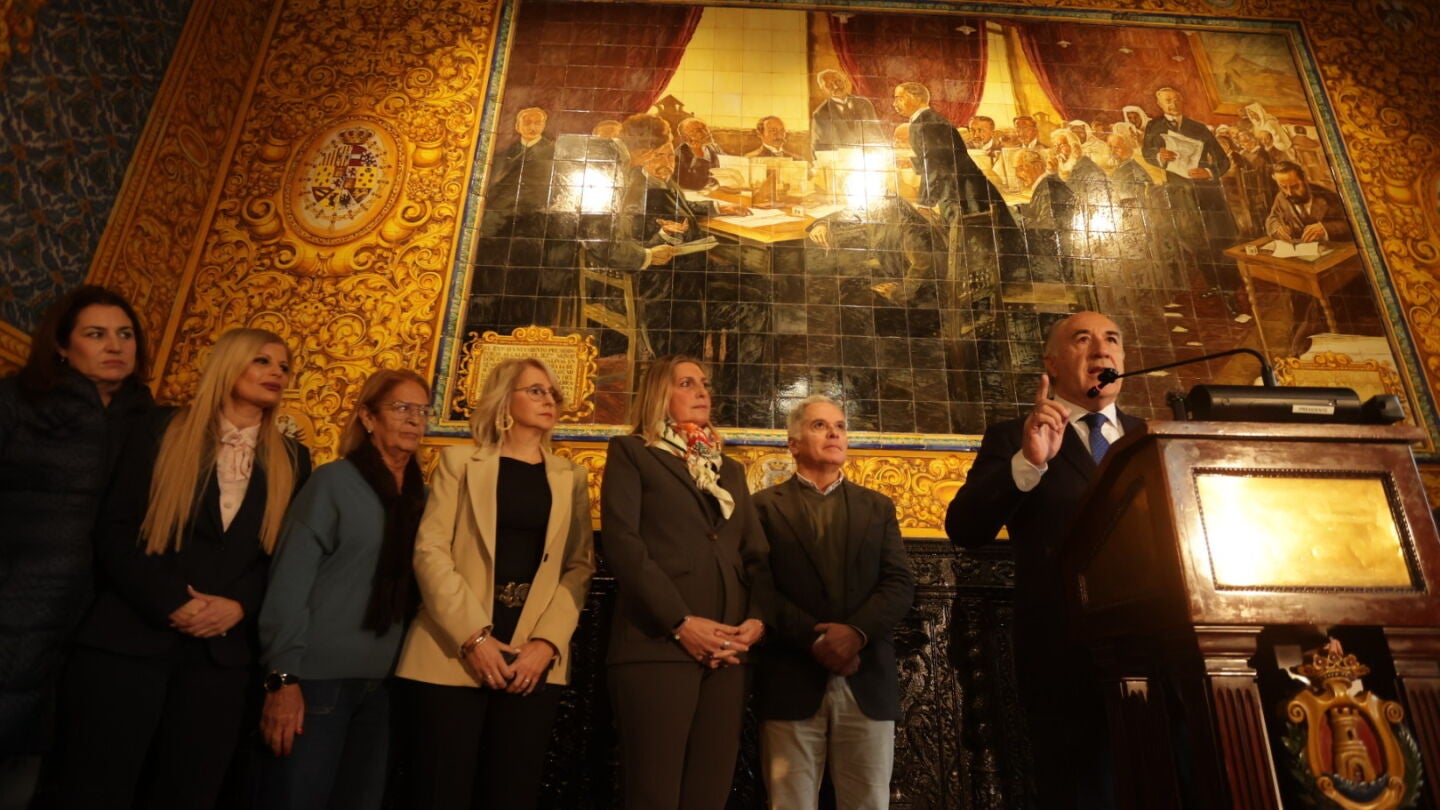 El alcalde de Algeciras, Jos&eacute; Ignacio Landaluce, en una imagen de archivo con algunos concejales del equipo de gobierno detr&aacute;s.
