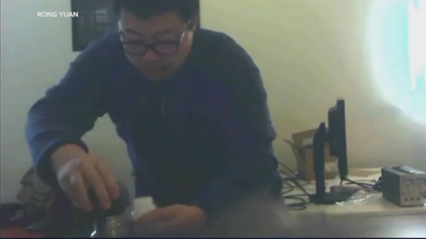 Momento en el que David Xu echa cadmio en el agua de su compañera Momento en el que David Xu echa cadmio en el agua de su compañera