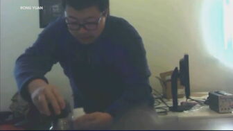 Momento en el que David Xu echa cadmio en el agua de su compa&ntilde;era
