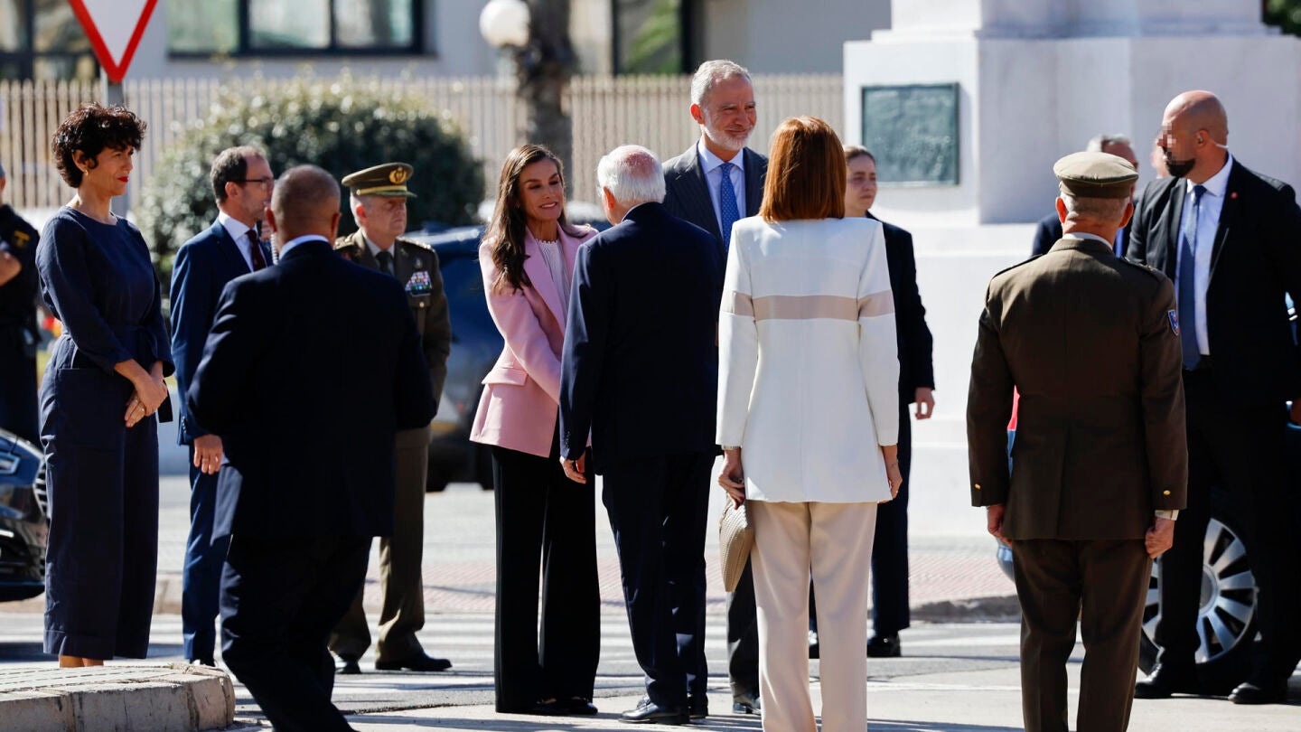 Felipe VI y la reina Letizia saludan a las autoridades a su llegada a Melilla