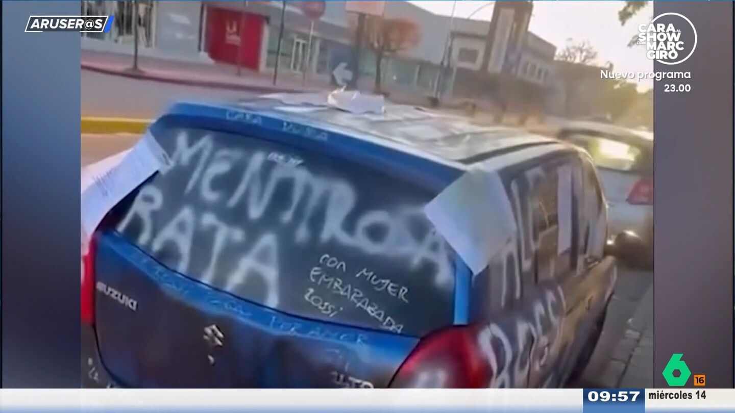 La venganza viral de una mujer que empapela el coche de su marido con los mensajes que se intercambi&oacute; con sus amantes