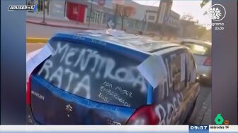 La venganza viral de una mujer que empapela el coche de su marido con los mensajes que se intercambi&oacute; con sus amantes