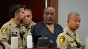 Duane Davis llega a la audiencia de sentencia tras ser declarado culpable del asesinato del rapero Tupac Shakur