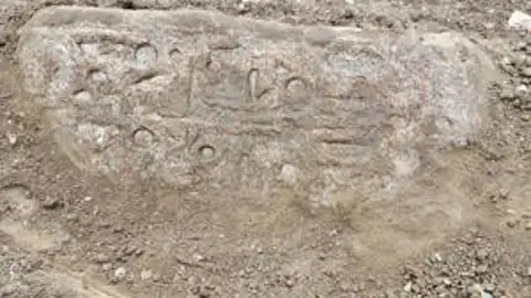 El Ministerio de Turismo y Antigüedades egipcio ha descubierto dos estatuas colosales que podrían pertenecer al rey Ramsés II El Ministerio de Turismo y Antigüedades egipcio ha descubierto dos estatuas colosales que podrían pertenecer al rey Ramsés II