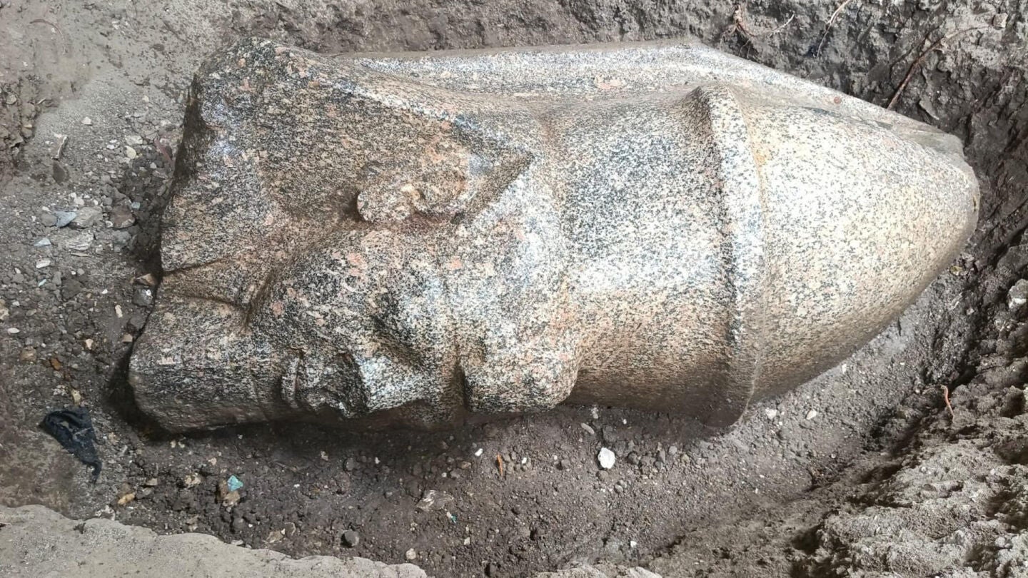El Ministerio de Turismo y Antig&uuml;edades egipcio ha descubierto dos estatuas colosales que podr&iacute;an pertenecer al rey Rams&eacute;s II