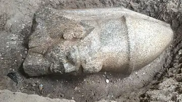 El Ministerio de Turismo y Antigüedades egipcio ha descubierto dos estatuas colosales que podrían pertenecer al rey Ramsés II El Ministerio de Turismo y Antigüedades egipcio ha descubierto dos estatuas colosales que podrían pertenecer al rey Ramsés II