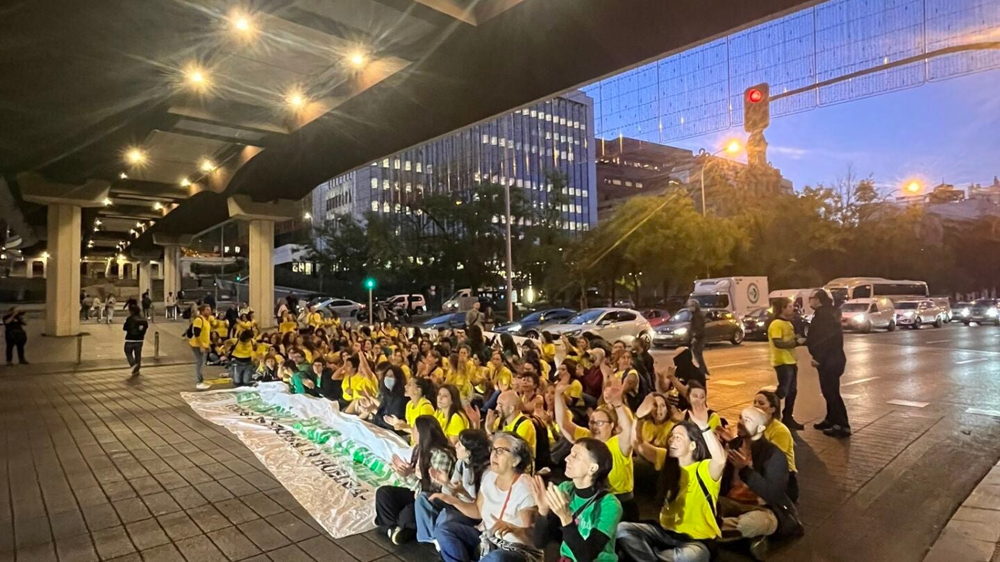 La huelga de la Educaci&oacute;n p&uacute;blica en Madrid arranca con el corte del paseo de la Castellana para pedir mejoras salariales
