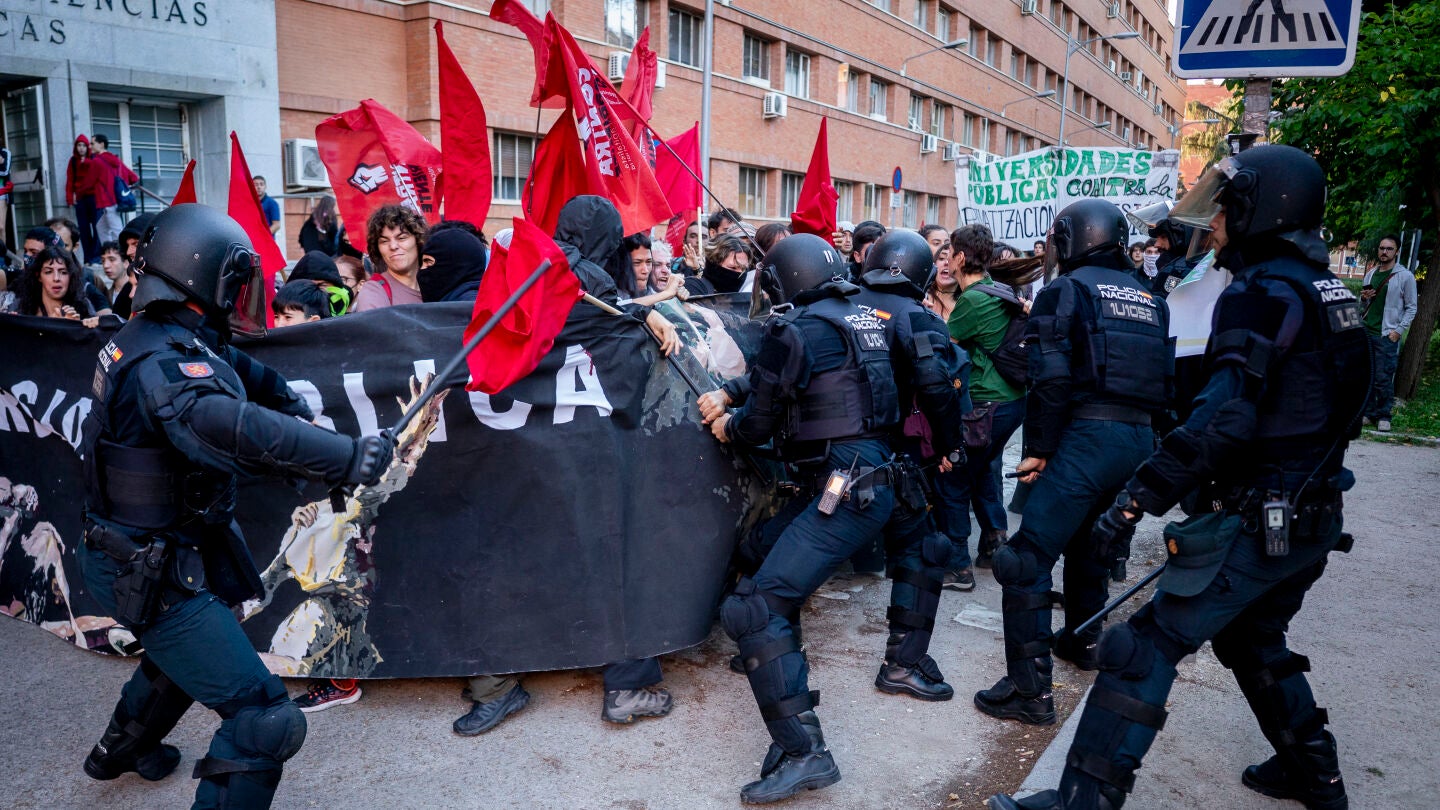 Cargas policiales durante una manifestaci&oacute;n en el campus de Ciudad Universitaria en Madrid