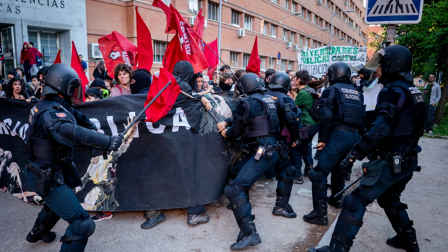 Cargas policiales durante una manifestación en el campus de Ciudad Universitaria en Madrid Cargas policiales durante una manifestación en el campus de Ciudad Universitaria en Madrid